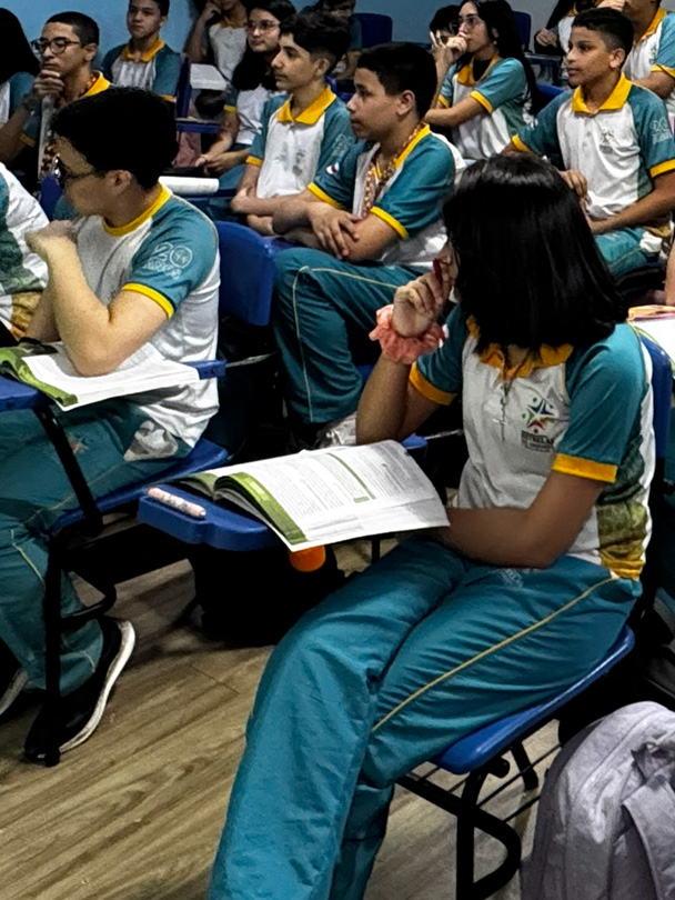 Aluno estudando com foco e dedicação